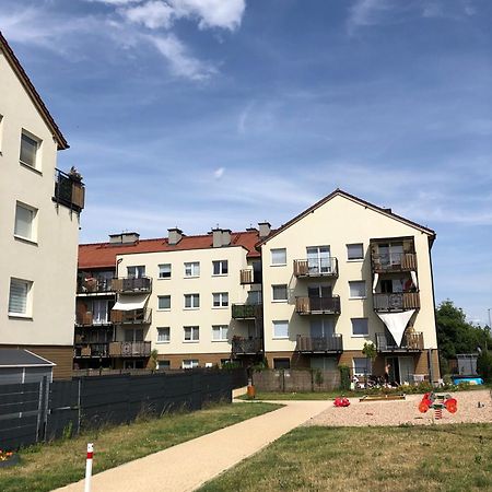 Urocze Mieszkanie Z Ogrodkiem I Bezplatny Parking Вроцлав Екстериор снимка
