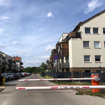 Urocze Mieszkanie Z Ogrodkiem I Bezplatny Parking Вроцлав Екстериор снимка